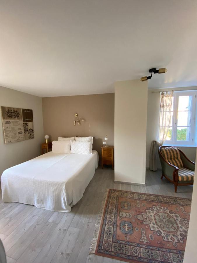 Les Chambres De L'Aigronne Le Petit-Pressigny Exterior foto